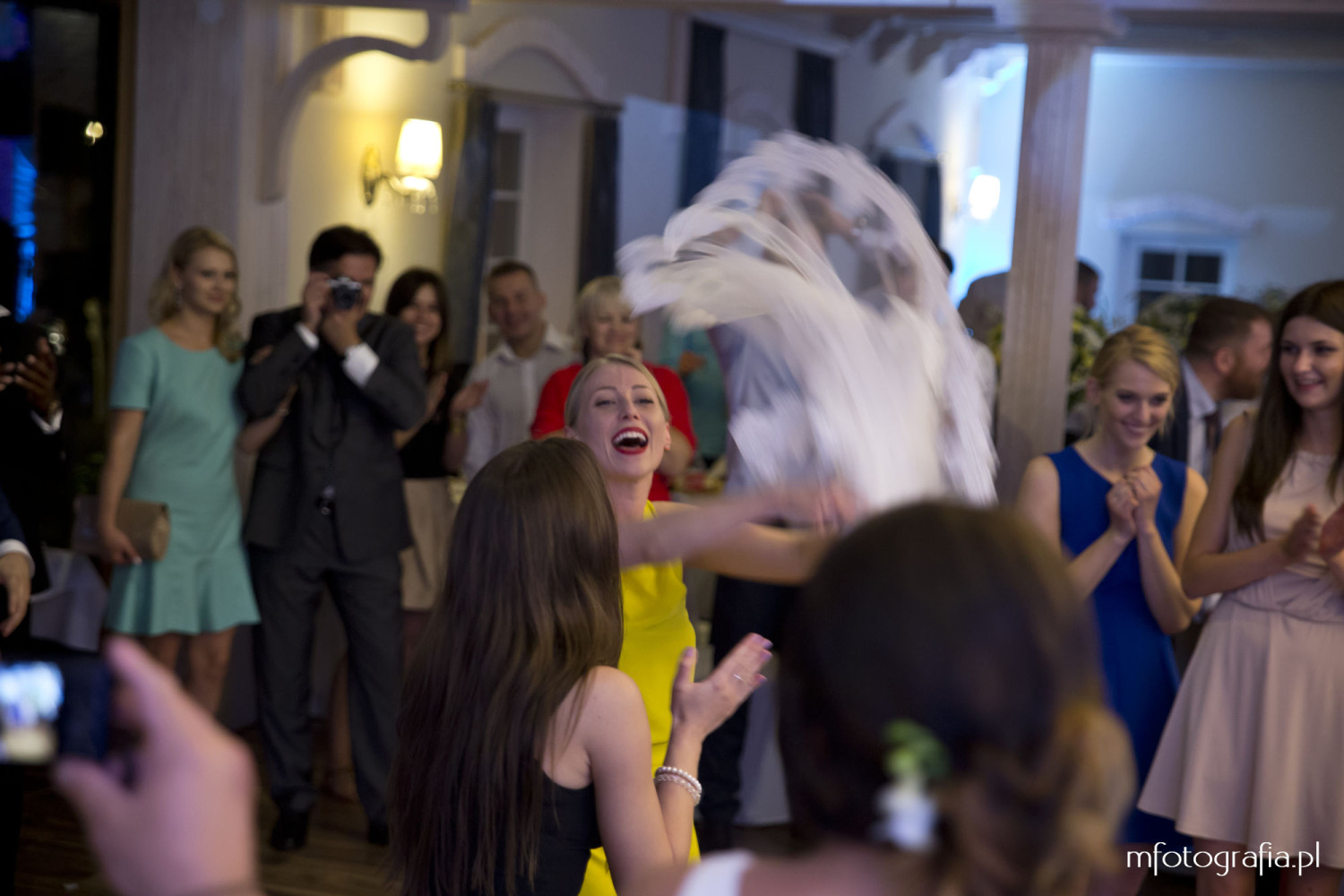 fotografia zabawy z welonem